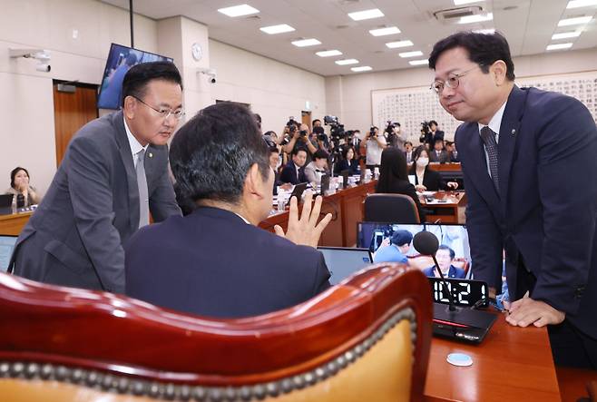 23일 국회에서 열린 법제사법위원회에서 정청래 위원장과 국민의힘 간사인 유상범 의원(왼쪽), 더불어민주당 간사인 김승원 의원이 대화를 하고 있다. 연합뉴스 