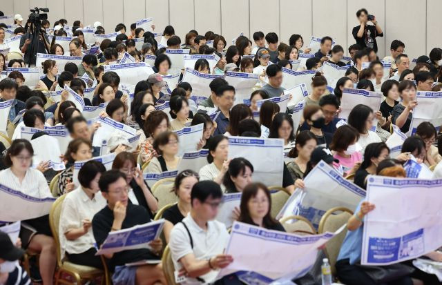 지난 21일 오후 서울 광진구 세종대학교에서 열린 종로학원 2025 대입 수시·정시 지원전략 특집 설명회에서 학부모들이 강사의 발표를 듣고 있다. 연합뉴스