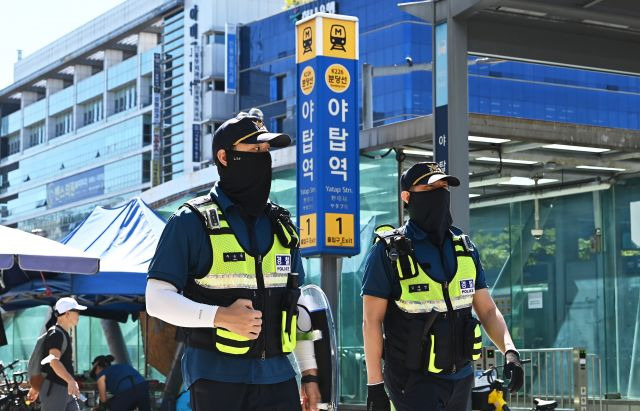 최근 온라인 익명 커뮤니티에 '수인분당선 야탑역에서 흉기 난동을 부리겠다'는 글이 올라 오면서 관계당국이 비상 대응 태세에 나선 23일 경기도 성남시 분당구 야탑역 일대에서 경찰이 경계 활동을 강화하고 있다. 뉴시스