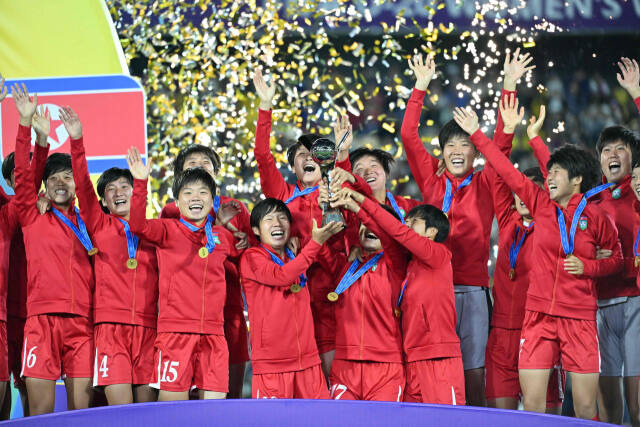 23일 콜롬비아 보고타의 에스타디오 네메시오 카마초에서 벌어진 2024 FIFA U-20 여자 월드컵 결승전서 일본을 1대0으로 꺾고 우승한 북한 선수들이 우승트로피를 들고 환호하고 있다. AFP=연합뉴스