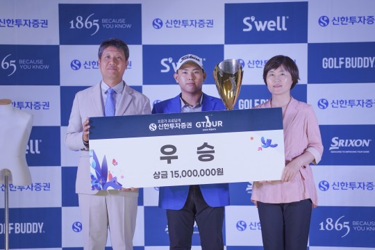 지난 21일(토) 대전 골프존조이마루에서 열린 ‘2024 신한투자증권 GTOUR MEN’S’ 6차 결선 시상식에서 (왼쪽부터)골프존 박강수 대표, 우승자 송명규, 신한투자증권 김수영 본부장이 기념촬영을 하고 있다.