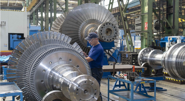 Doosan Škoda Power, a subsidiary of Doosan Energy located in Plzeň, Czech Republic, has an employee inspecting a steam turbine in production. (Doosan Enerbility)