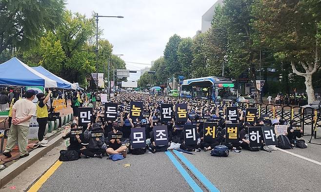 여성혐오폭력규탄공동행동은 지난 21일 오후 서울 종로구 마로니에공원 앞 도로에서 ‘딥페이크 성착취물 엄벌 촉구’ 시위 벌이고 있다. [연합뉴스]