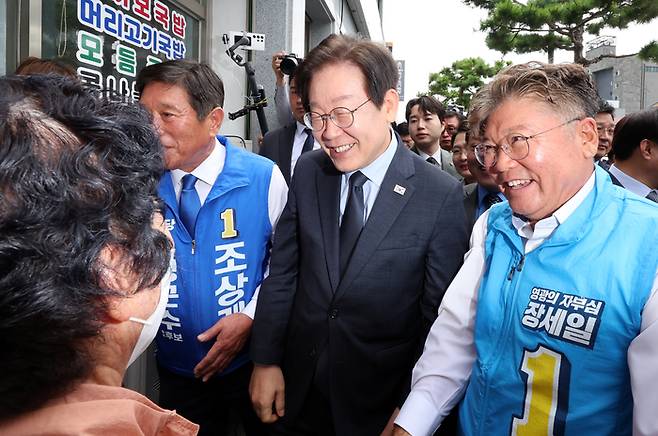 이재명 더불어민주당 대표가 23일 전남 영광군 영광터미널시장에서 군민들과 인사를 나누고 있다. [영광=연합뉴스]