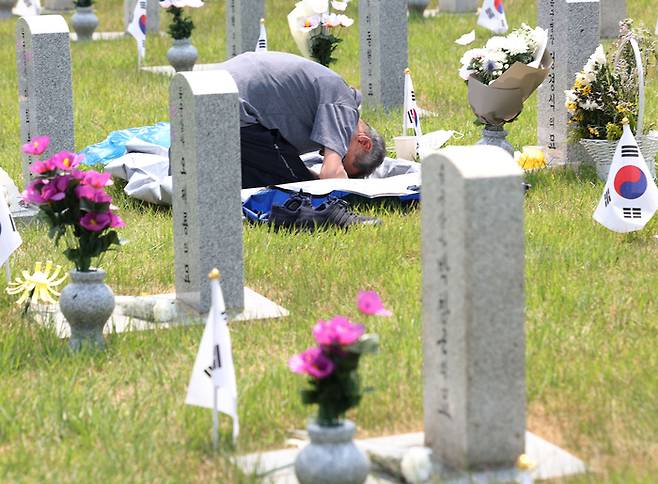 제69회 현충일이었던 지난 6월 6일 오후 서울 동작구 국립서울현충원을 찾은 참배객이 묘역을 참배하는 모습. 사진은 기사 내용과 직접적인 관련 없음. [사진 출처 = 연합뉴스]