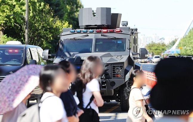 최근 흉기 난동 예고 글이 올라온 경기도 성남시 수인분당선 야탑역에서 23일 오후 경찰특공대 장갑차가 배치돼 있다. [사진 = 연합뉴스]