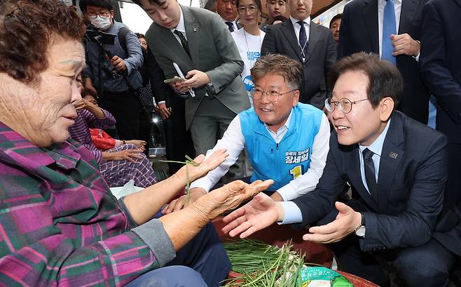 호남 수성 나선 이재명 이재명 더불어민주당 대표(맨 오른쪽)가 23일 전남 영광군 영광터미널시장에서 시민들과 인사를 나누고 있다. 뉴스1