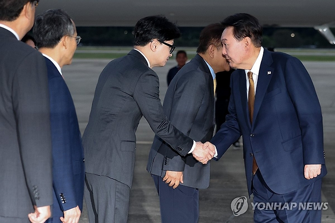 윤석열 대통령이 22일 성남 서울공항에서 체코 공식 방문을 마치고 귀국하며 마중 나온 국민의힘 한동훈 대표와 악수하고 있다. [사진 출처 = 연합뉴스]