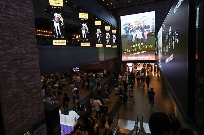 추석 연휴 마지막 날인 18일 오후 서울 용산구 CGV 용산아이파크몰이 관람객으로 붐비고 있다. [사진 출처 = 연합뉴스]