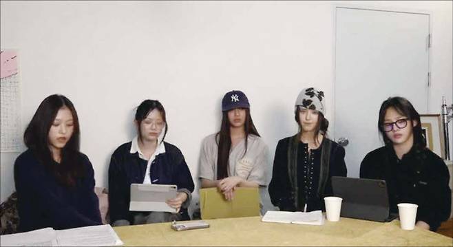 뉴진스 멤버 5명은 유튜브 라이브 방송을 통해 “저희가 원하는 건 민희진 대표가 대표로 있는 경영과 프로듀싱이 통합된 원래의 어도어”라며 이같이 말했다. 사진은 뉴진스 멤버 5명이 유튜브 라이브 방송하는 모습. (연합뉴스)