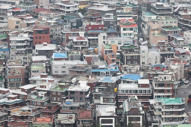 서울시 모아타운 공공관리 사업대상지 공모에 총 37개 사업구역의 신청서가 접수됐으며 최종 결과는 11월말 발표될 예정이다. 사진은 서울시내 주택 밀집지역. /사진=뉴시스
