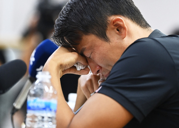 한 중국 축구 선수가 팬데믹 기간에 만연했던 자국 리그 승부조작 사태에 대해 폭로했다. 사진은 지난 11일 승부 조작 혐의로 중국축구협회로부터 영구 제명 징계를 받은 손준호가 기자회견 중 눈물을 훔치는 모습. /사진=뉴시스