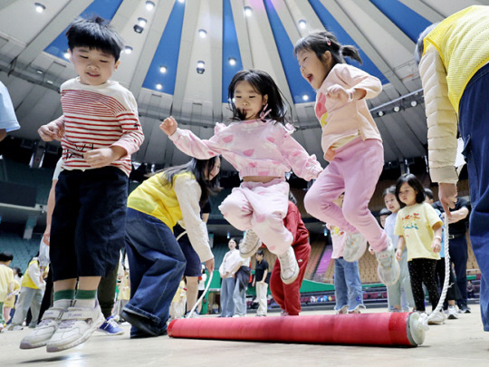 지난 5월 서울 송파구 잠실실내체육관에서 열린 2024 서울유아체육대축전에서 어린이들이 통굴리기를 하며 뛰노는 모습. 뉴시스