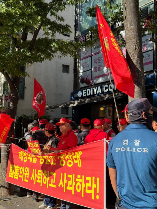 국방포럼·대한민국수호예비역장성단 회원들이 23일 서울 마포구 정청래 더불어민주당 마포마무실 앞에서 ‘국군모독 정청래 의원 규탄집회’를 열고 있다. 국방포럼·대한민국수호예비역장성단 제공