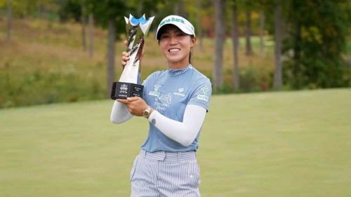 우승 트로피를 들고 웃고 있는 리디아 고. [사진=LPGA]