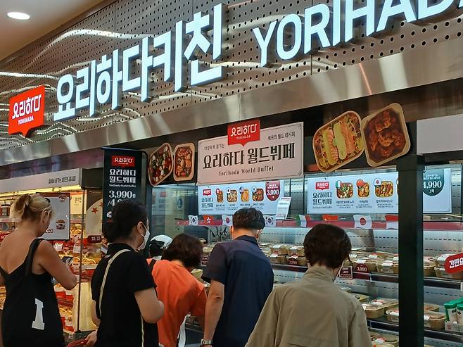 지난 19일 서울 제타플렉스 서울역점의 델리 코너에서 소비자들이 장을 보고 있다. 김희량 기자.