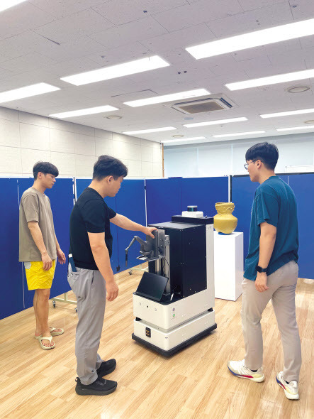 광주세광학교 교사가 개인 맞춤형 전시 관람 실증 서비스를 이용하고 있다. [광주과학기술원 제공]