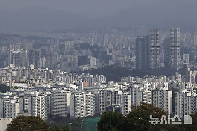 [서울=뉴시스] 최동준 기자 = 사진은 19일 서울 남산공원에서 바라본 서울 시내 아파트 단지 모습. 2024.09.19. photocdj@newsis.com