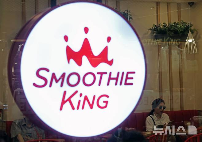 [서울=뉴시스] 김금보 기자 = 신세계푸드의 '스무디킹'이 내년 10월 한국에서 철수한다. 스무디킹의 국내 사업 종료는 지난 2003년 서울 명동에 1호점을 낸 지 22년 만이다. 사진은 23일 서울시내 한 스무디킹 매장. 2024.09.23. kgb@newsis.com