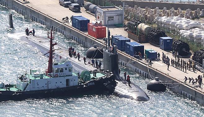 미국 해군 버지니아급 원자력 추진 잠수함 '버몬트함'이 23일 오전 부산 남구 해군작전사령부 부산작전기지에 입항했다. 연합뉴스