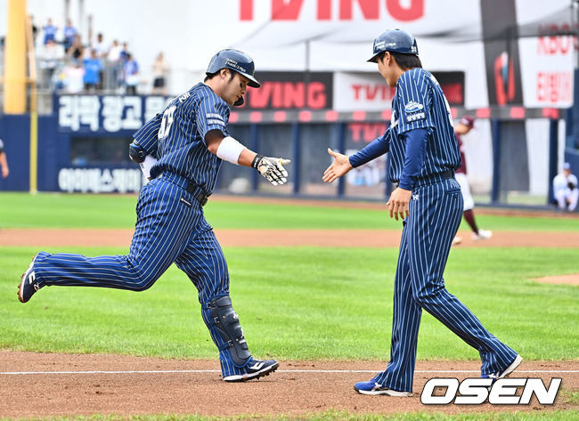 [OSEN=대구, 이석우 기자] 22일 대구삼성라이온즈파크에서 2024 신한 SOL 뱅크 KBO 리그 삼성 라이온즈와 키움 히어로즈의 경기가 열렸다. 홈팀 삼성은 원태인이 방문팀 키움은 후라도가 선발 출전했다. 삼성 라이온즈 박병호가 1회말 2사 1,2루 좌중월 3점 홈런을 치고 하이파이브를 하고 있다. 2024.09.22 / foto0307@osen.co.kr