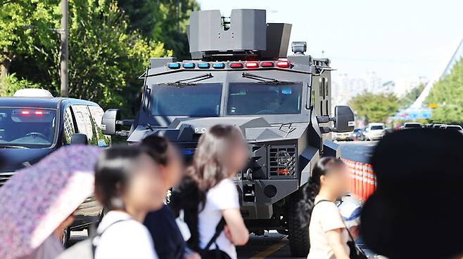 야탑역에 배치된 경찰특공대 장갑차