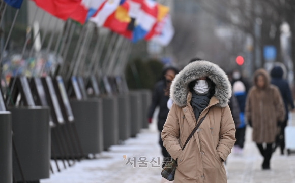 서울 등 수도권 지역에 한파주의보 내려진 22일 오전 서울 종로구 청계천 인근에서 두터운 옷을 입은 시민들이 발걸음을 재촉하고 있다. 2024.1.22 홍윤기 기자