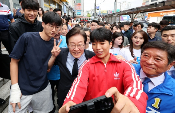 이재명(가운데) 더불어민주당 대표가 23일 전남 영광군 영광터미널시장에서 군민들과 사진을 촬영하고 있다. 영광 연합뉴스