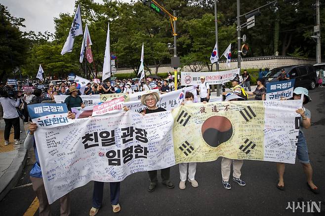 8월15일 항일독립선열선양단체연합 회원들이 서울 용산 대통령실로 행진하며 김형석 독립기념관장 임명 취소를 촉구하고 있다. ⓒ시사IN 신선영