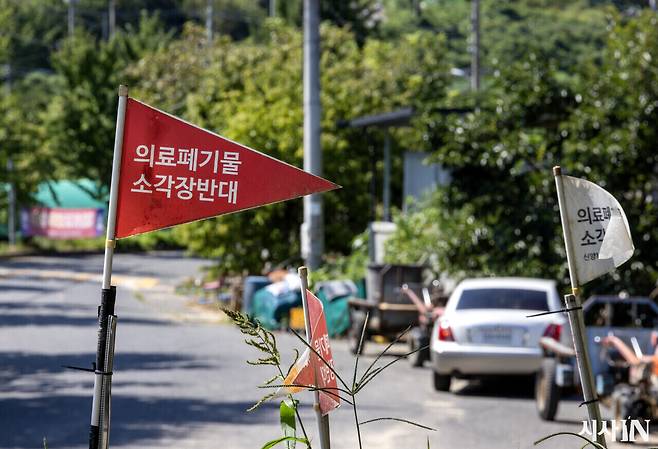 의료폐기물 소각장을 건설하려는 사업자와 주민 간 법적 다툼이 계속되고 있는 경북 안동시 풍산읍 신양3리 마을에 반대 선전물이 세워져 있다. ⓒ시사IN 조남진