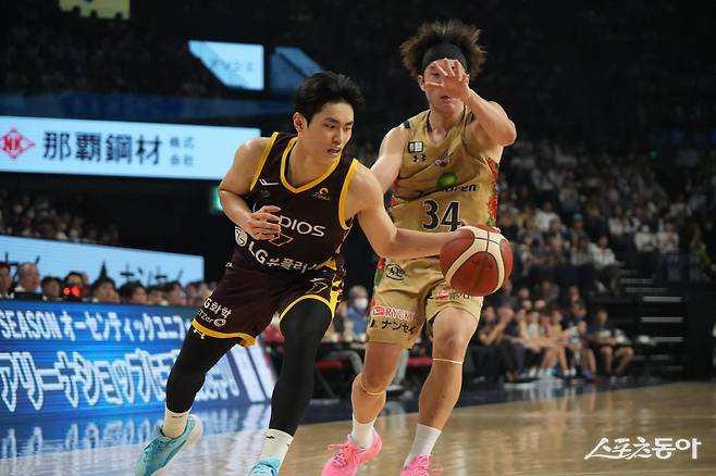 22일 일본 오키나와에서 열린 창원 LG와 B리그 류큐 골든 킹스의 친선경기 도중 유기상(왼쪽)이 돌파를 시도하고 있다. 사진제공|창원 LG