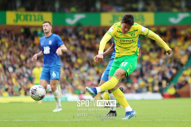 ▲&nbsp;알란야스포르는 구단 홈페이지를 통해 "지난 시즌 임대 신분으로 뛰었던 황의조와 1년 계약에 합의했다"라고 공식 발표했다.&nbsp;황의조는 2022년 8월 잉글랜드 프리미어리그 노팅엄 포레스트에 입단한 이후 데뷔전을 치러보지도 못하고 2년 만에 결별하게 됐다.&nbsp;노팅엄 포레스트와 계약 직후 곧바로 올림피아코스로 임대됐던 황의조는 이후 FC서울, 노리치시티, 알라니아스포르 등에서 임대 신분으로 뛰었다.&nbsp;2022-23시즌을 끝으로 알라니아스포르와 임대 계약이 끝난 황의조는 노팅엄 포레스트에서 방출되면서 소속팀을 찾지 못했다. 그러나 알란야스포르가 손을 내밀면서 새 팀을 찾게 됐다.