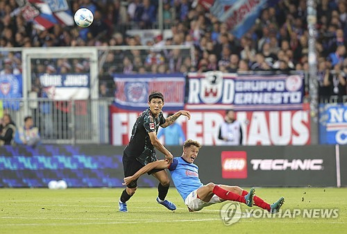 독일 축구 매체 빌트가 22일(한국시간) 베르더 브레멘과의 경기에서 맹활약한 김민재에게 팀에서 가장 낮으 평점 3을 줬다. 김민재는 21일 독일 브레멘에 있는 베저슈타디온에서 열린 브레멘과의 2024-2025시즌 분데스리가 4라운드 원정 경기에 중앙 수비수로 선발 출전했다. 다요 우파메카노와 중앙 수비수로 나선 김민재는 무결점 수비를 펼치며 팀의 5-0 대승을 이끌었다. 연합뉴스