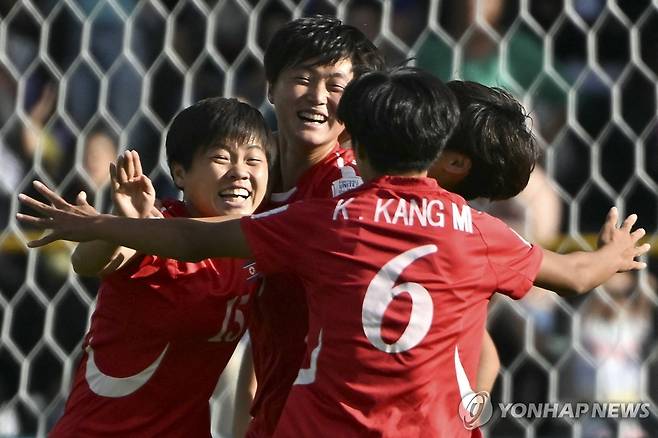 기뻐하는 북한 여자축구 선수들 [AFP=연합뉴스]