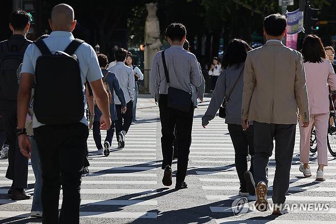 (서울=연합뉴스) 임화영 기자 = 선선한 가을 날씨를 보인 23일 오전 서울 광화문네거리에서 가벼운 외투와 긴소매 등을 입은 시민들이 이동하고 있다. 2024.9.23 hwayoung7@yna.co.kr