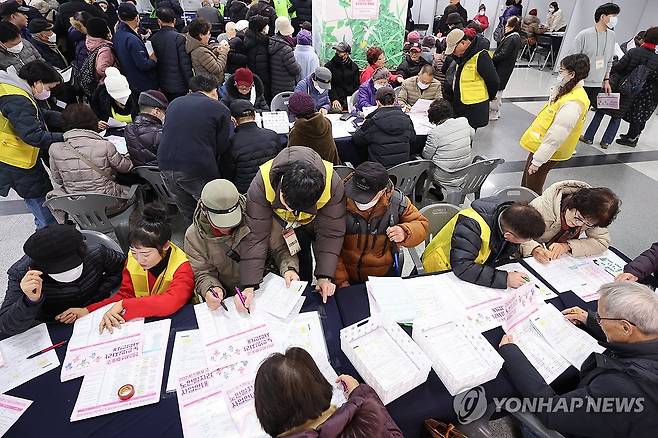 (서울=연합뉴스) = 13일 서울 마포구청에서 열린 '2023 마포구 노인 일자리 박람회'가 일자리를 구하려는 노인들로 북적이고 있다. 2023.12.13 [연합뉴스 자료사진]