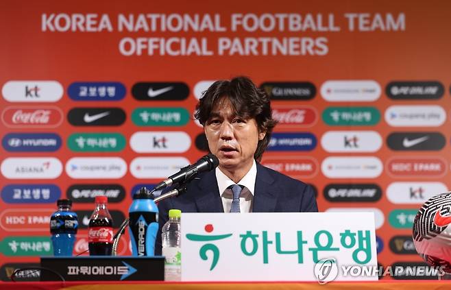 홍명보 감독, 월드컵 예선 대표팀 명단 발표 (서울=연합뉴스) 서대연 기자 = 홍명보 축구 국가대표팀 감독이 26일 오전 서울 종로구 축구회관에서 북중미 월드컵 3차 예선 국가대표팀 명단을 발표하고 있다. 2024.8.26 dwise@yna.co.kr