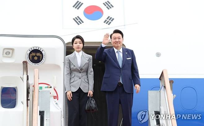 윤석열 대통령 부부, 체코 공식 방문 출국 (성남=연합뉴스) 진성철 기자 = 윤석열 대통령과 부인 김건희 여사가 19일 성남 서울공항에서 체코 공식 방문을 위해 출국하며 전용기인 공군 1호기에 올라 인사하고 있다. 2024.9.19 zjin@yna.co.kr