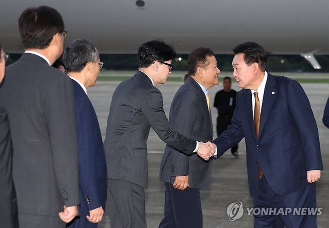 윤석열 대통령, 국민의힘 한동훈 대표와 악수 (성남=연합뉴스) 진성철 기자 = 윤석열 대통령이 22일 성남 서울공항에서 체코 공식 방문을 마치고 귀국하며 마중 나온 국민의힘 한동훈 대표와 악수하고 있다.  2024.9.22 zjin@yna.co.kr