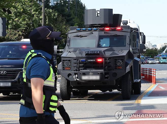 장갑차 배치된 야탑역 (성남=연합뉴스) 홍기원 기자 = 최근 흉기 난동 예고 글이 올라온 경기도 성남시 수인분당선 야탑역에서 23일 오후 경찰특공대 장갑차가 배치돼 있다. 
     지난 18일 익명 온라인 커뮤니티에는 '23일 오후 6시에 야탑역에서 흉기 난동을 벌이겠다'는 내용의 글이 올라왔다. 2024.9.23 xanadu@yna.co.kr