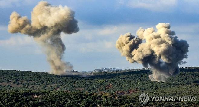 이스라엘 공습으로 피어오르는 연기 (집킨 AFP=연합뉴스) 22일(현지시간) 레바논 남부 집킨에서 이스라엘군의 공습으로 발생한 연기가 피어오르고 있다. 이날 이스라엘과 레바논 무장정파 헤즈볼라는 가자지구 전쟁 발발 이후 최대 규모의 교전을 벌였다. 2024.09.23 passion@yna.co.kr