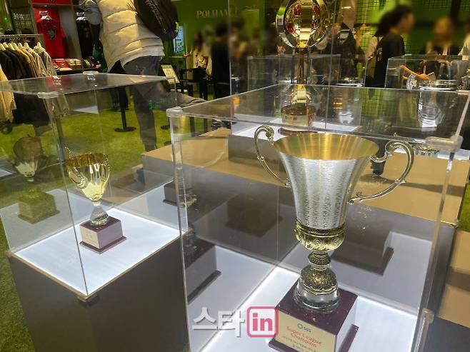 ‘골때녀’X폴햄 팝업스토어에 마련된 트로피.