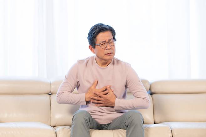 쉽게 무시될 수 있는 심장마비 초기 경고 신호로는 △가슴의 압박감 또는 답답함 △팔, 턱, 목, 또는 등의 통증 △식은땀 △속쓰림 또는 소화불량 △호흡곤란 △메스꺼움 또는 구토 △이상한 피로감 등이 있다. [사진= 게티이미지뱅크]