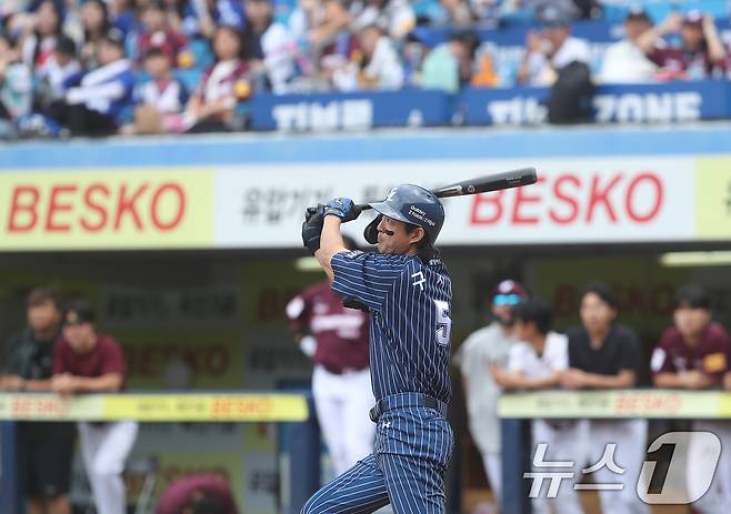 22일 오후 대구 삼성라이온즈파크에서 열린 프로야구 '2024 신한 SOL 뱅크 KBO리그' 키움 히어로즈와 삼성 라이온즈의 경기, 3회말 주자없는 상황 삼성 3번타자 구자욱이 중견수 뒤편 담장 넘어가는 1점홈런을 치고 있다. 2024.9.22/뉴스1 ⓒ News1 공정식 기자