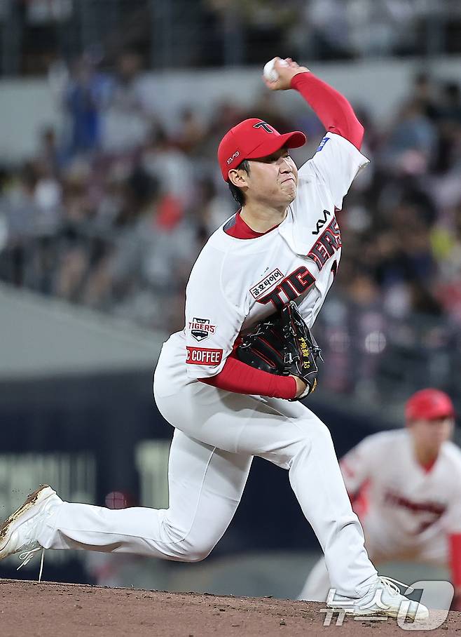 23일 오후 광주 기아챔피언스필드에서 열린 '2024 신한 SOL 뱅크 KBO리그' 삼성 라이온즈와 KIA 타이거즈의 경기, KIA 선발 윤영철이 3회초 등판해 힘차게 공을 던지고 있다. 2024.9.23/뉴스1 ⓒ News1 김진환 기자