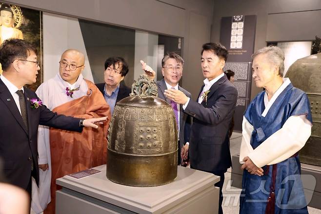 24일 보은 법주사 성보박물관 개관식에 참석한 최재형 보은군수(오른쪽 두번째)와 불교계 인사 등이 전시물을 둘러보고 있다. (보은군 제공) /뉴스1