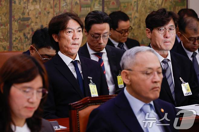 홍명보 남자 축구대표팀 감독(두번째줄 왼쪽)과 이임생 대한축구협회 기술총괄이사가 24일 오전 서울 여의도 국회 문화체육관광위원회에서 열린 대한축구협회 등에 대한 현안질의에 출석하고 있다. 2024.9.24/뉴스1 ⓒ News1 안은나 기자