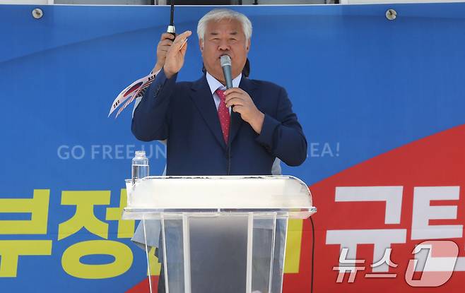 3일 오전 광주 북구 중흥동 광주역 앞 광장에서 열린 '4·10 부정선거 규탄' 집회에서 사랑제일교회 전광훈 목사가 총선 무효화를 주장하고 있다. 2024.6.3/뉴스1 ⓒ News1 박지현 기자