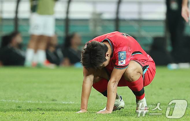 잔디 상태가 훼손된 서울월드컵경기장. /뉴스1 ⓒ News1 김진환 기자