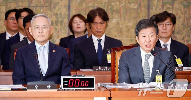 정몽규 대한축구협회장이 24일 오전 서울 여의도 국회 문화체육관광위원회에서 열린 대한축구협회 등에 대한 현안질의에 출석해 의원 질의에 답하고 있다. 왼쪽은 유인촌 문화체육관광부 장관, 두번째 줄 가운데는 홍명보 남자 축구대표팀 감독. 2024.9.24/뉴스1 ⓒ News1 안은나 기자